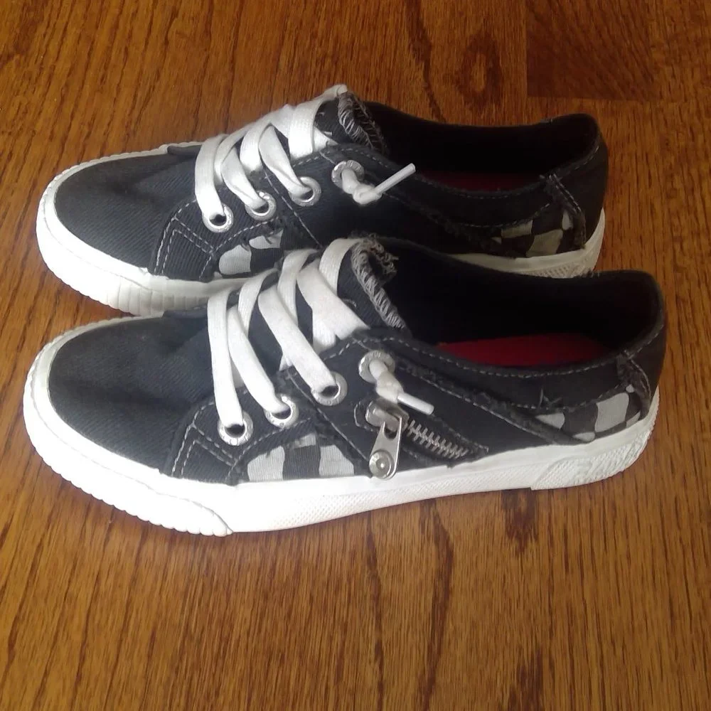 Blowfish Kids Size 13 Unisex Black and White Skater Style Sneakers